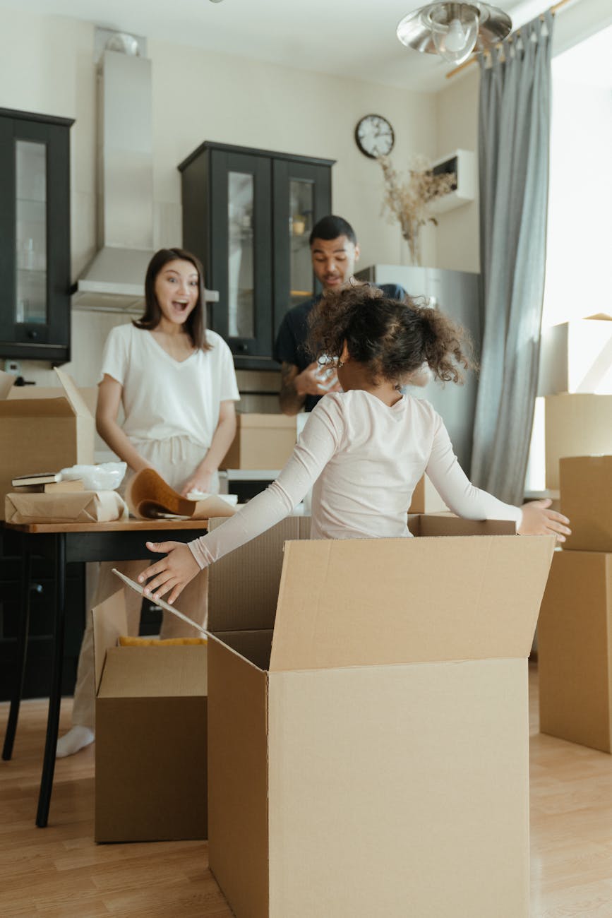 Discover essential tips for moving with kids. Learn how to navigate family-friendly moving challenges while staying budget-conscious.